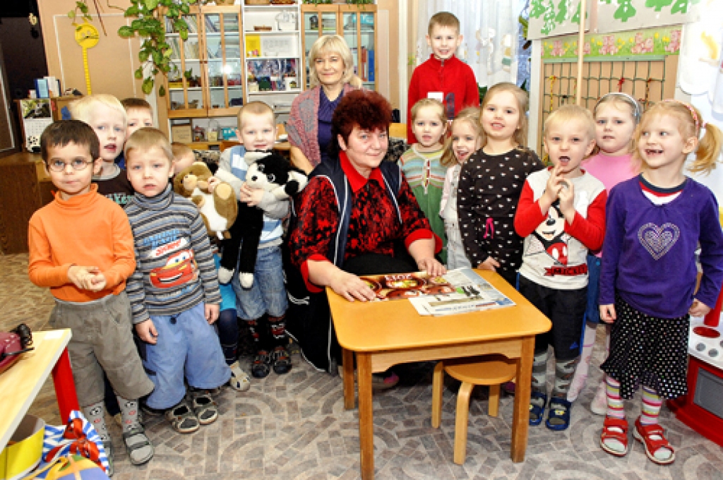 Elza Rutkovska (priekšplānā), bērnudārza «Pasaulīte» auklīte, mazajiem audzēkņiem pirmos burtus nereti ierāda laikrakstā «Bauskas Dzīve».