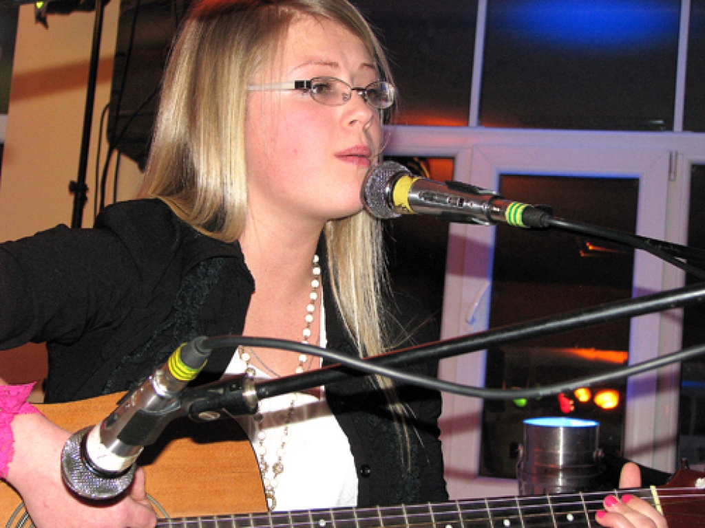 Ievu Gudaņecu daudzi pazīst kā talantīgu jauno dziedātāju, vairāku vokālo konkursu laureāti. Viņa tagad apgūst arī ģitārspēli.