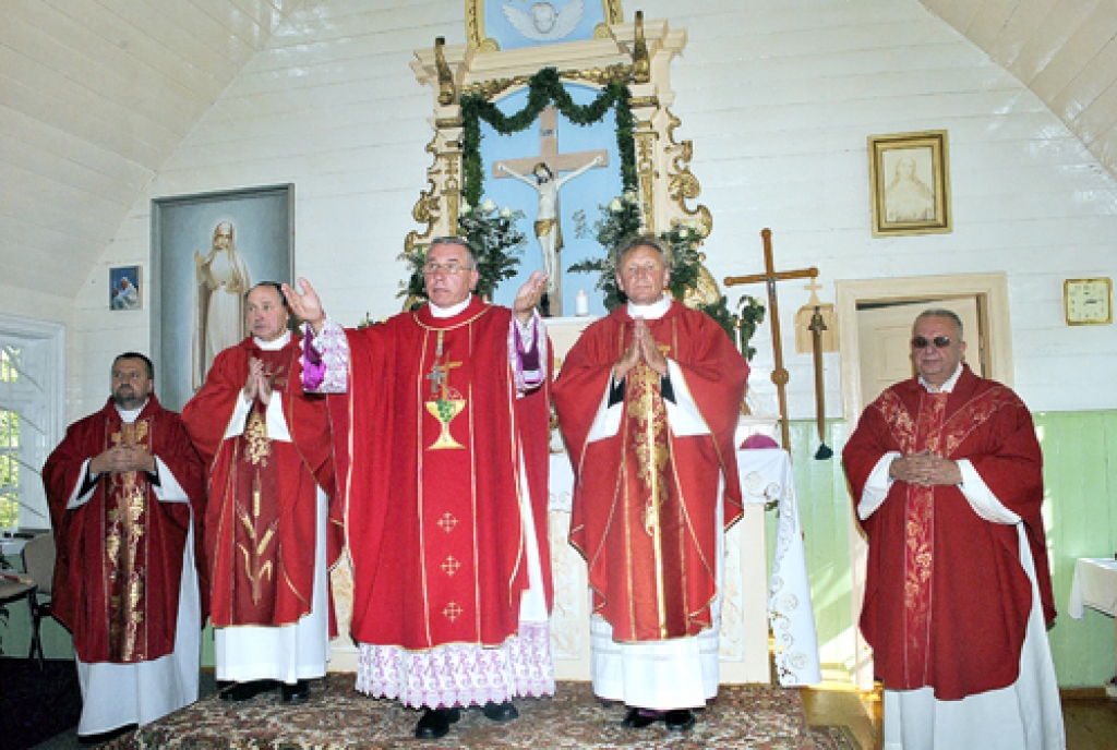 Kopīgā lūgšanā Janču baznīcas iesvētīšanā vienojušies katoļu priesteri Andrejs Mediņš (no kreisās), Romualds Baļčūns, Edvards Pavlovskis, Jānis Zviedrāns un Staņislavs Hoduns.