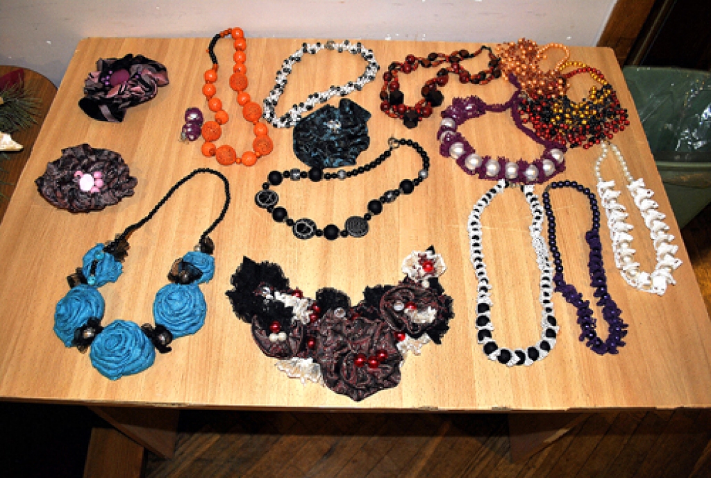 Apnikusi kaklasaite var pārtapt interesantā kaklarotā, rokassprādzē, piespraudē. 