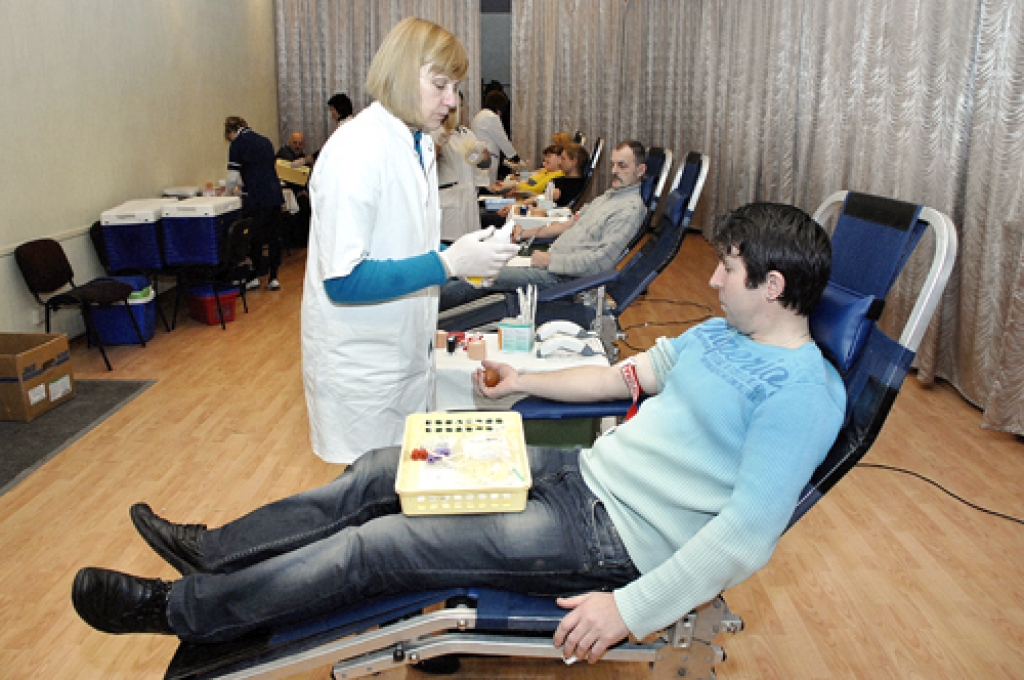 Pēteris Grabovskis (tuvplānā) par asins donoru kļuvis pirmo reizi. 