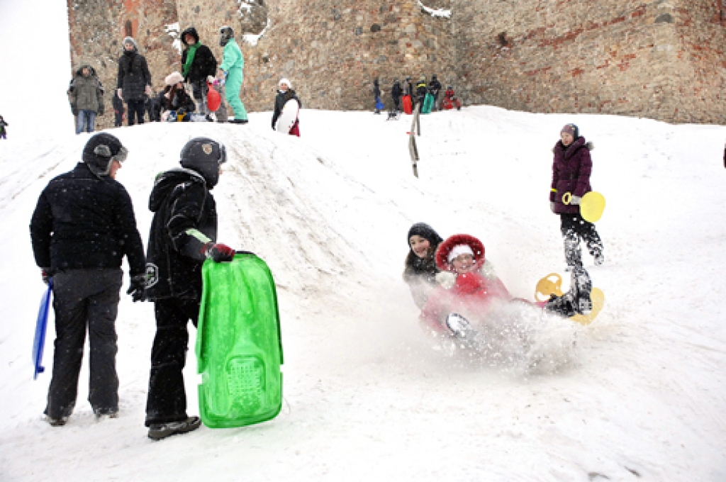Bauskas sākumskolas audzēkņi sporta nodarbības ar lielāko prieku aizvada pilskalnā.