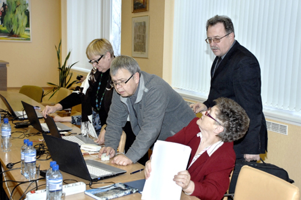 pirms apvienotās komiteju sēdes. Deputāte Ārija Gaile kopā ar datortehniķi Raimondu Borkovski pieslēdz portatīvo datoru vienotajam tīklam.