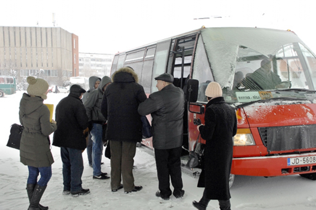 Mazi autobusi un reisu kavēšanās pēc SIA «Sabiedriskais autobuss» atgriešanās ir galvenās nepilnības, kas jāpacieš braucējiem maršrutā Rīga–Bauska.