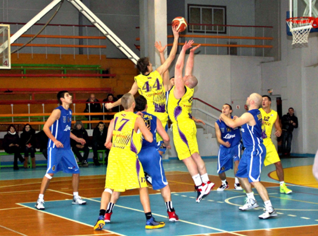 ««Kvēle»/sporta centrs «Mēmele»» (gaišajos tērpos) pretiniekus no BK «Saldus» pārspēja tikai cīņā par atlēcošajām bumbām. 