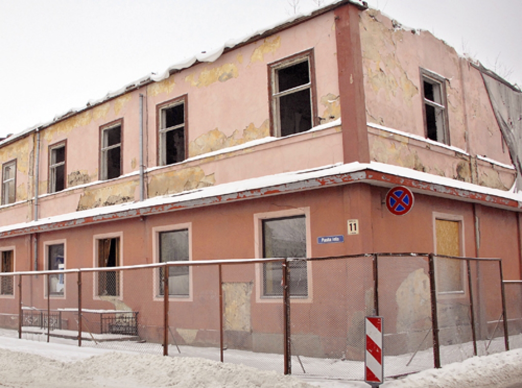 Ap degušo māju uzstādīts nožogojums, drīz sāksies tās nojaukšana. 