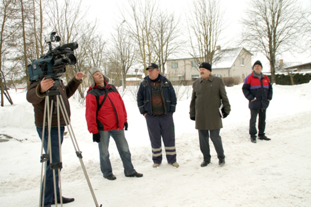 Jānis Mičulis (otrais no kreisās) par Kareivju ielas 3. nama renovāciju stāstīja gan semināra dalībniekiem, gan televīzijas pārstāvjiem. 
