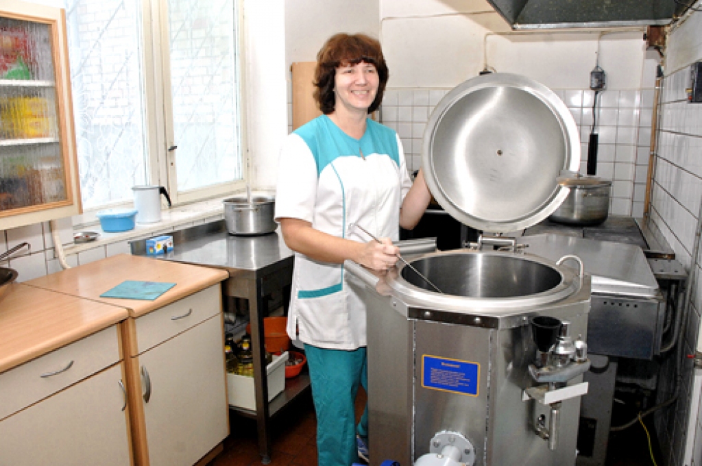 Liesma Cīparsone, pavāre, katru darbdienu sagatavo un pasniedz  12 porcijas bezmaksas zupas, kas sarūpēta ar labvēļu atbalstu. 