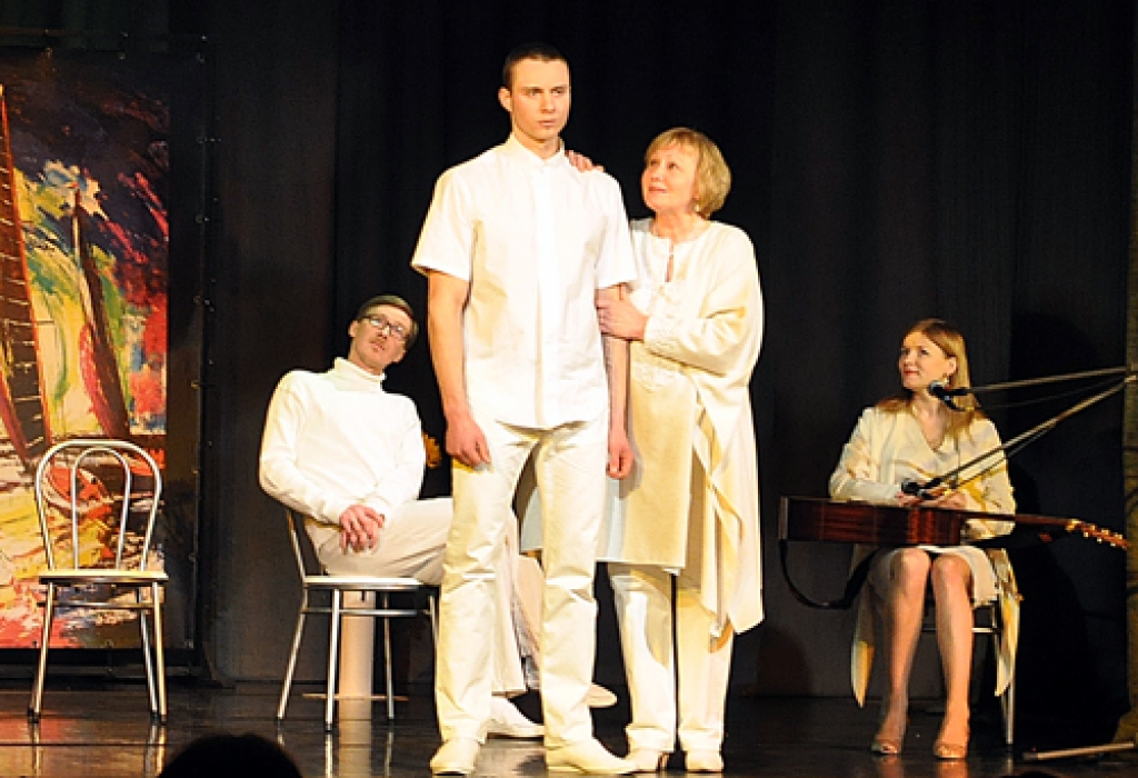 Lāsma Kugrēna kopā ar dēliem Jāni Mūrnieku un Jēkabu Reini Andas Līces literāro darbu uzvedumā ar Elīnas Līces muzikālo pavadījumu Iecavā. 