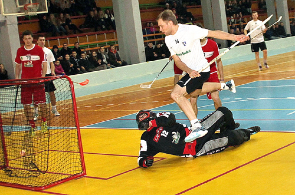 Andis Levītis (14. numurs) gūst sestos vārtus FK «Bauska» labā. 