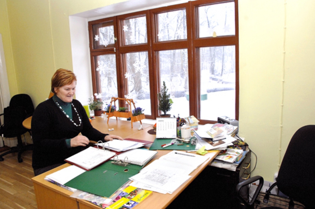 Sarmīte Avota, pašvaldības dārzniece, sarga namiņā iekārtoto biroju izmanto darbu plānošanai un apspriedēm ar dārzkopjiem.