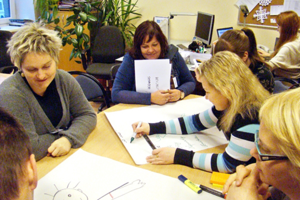 Antra Pāruma (otrā no kreisās), projekta vadītāja Iecavas vidusskolā, «Papardes zieda» seminārā.