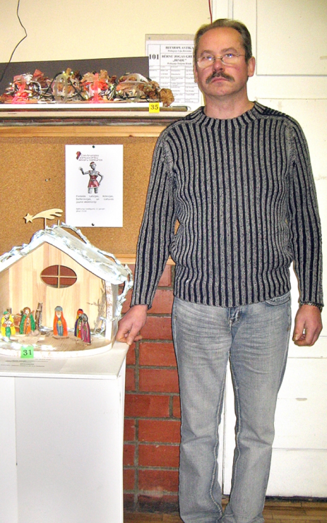 Arnolds Ziemelis pie Zālītes bērnu darba izstādē Rīgā. 