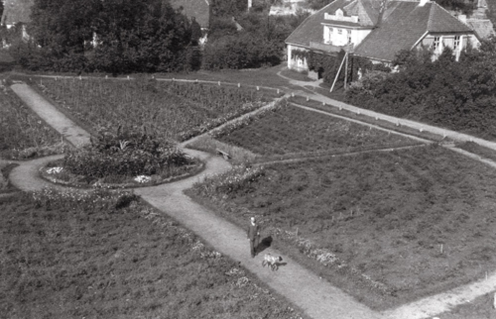 Zāliens pie Bornsmindes pils, kur «nav brīv ganīt, to drīkst vienīgi plūkt». 20. gadsimta 30. gadi. 