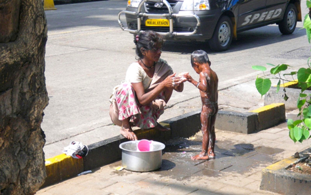 Apmazgāšanās ielas malā ir ierasta Mumbajas ikdiena.