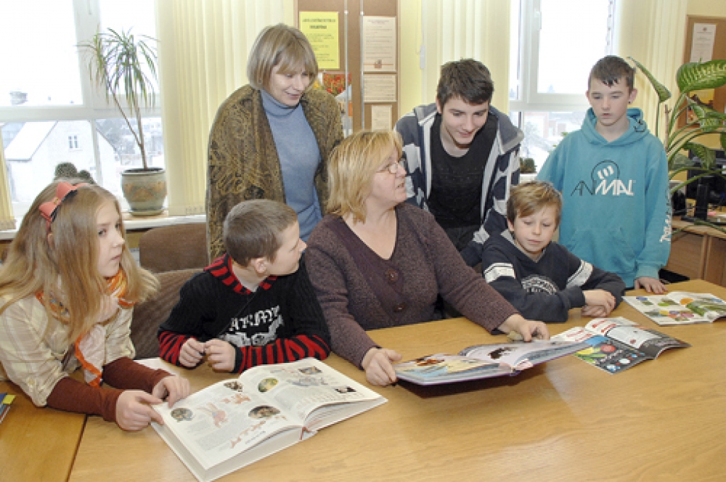 5.c klases komanda «Vanadziņi» no Iecavas internātpamatskolas: Lea Krasnova (1. rindā no kreisās), Roberts Dricka, klases audzinātāja Valija Lukstiņa, Nauris Ivanovs un Edgars Ramazanovs, kā arī skolotāja Irina Jakušenoka un Kaspars Polis. 