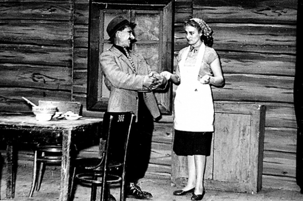 Jubilāre ar Voldemāru Ābeltiņu lugā «Karavīra šinelis». 1958. gads. 