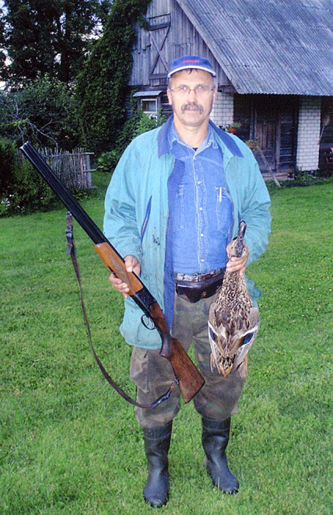 Andrejs Podnieks ar vasaras sezonas medījumu – pīli. 