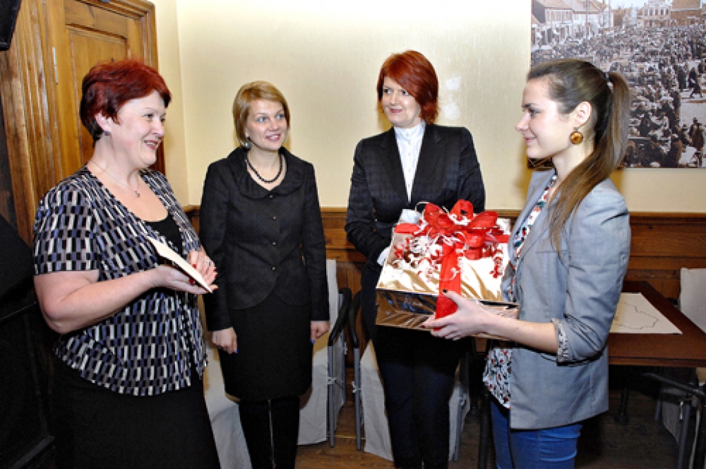 Katrīnai Surovecai (no labās) vakar, 8. janvārī, tika dāvāts labvēļu sarūpēts mācībām nepieciešamais portatīvais dators. To viņai pasniedza Bauskas novada domes lietvedības un sabiedrisko attiecību nodaļas vadītāja Andra Matuļenko (no kreisās), kā arī SIA «Rīgas Tālmācības vidusskola» valdes priekšsēdētāja Ilze Kalniņa un valdes locekle Gita Vāvere. 