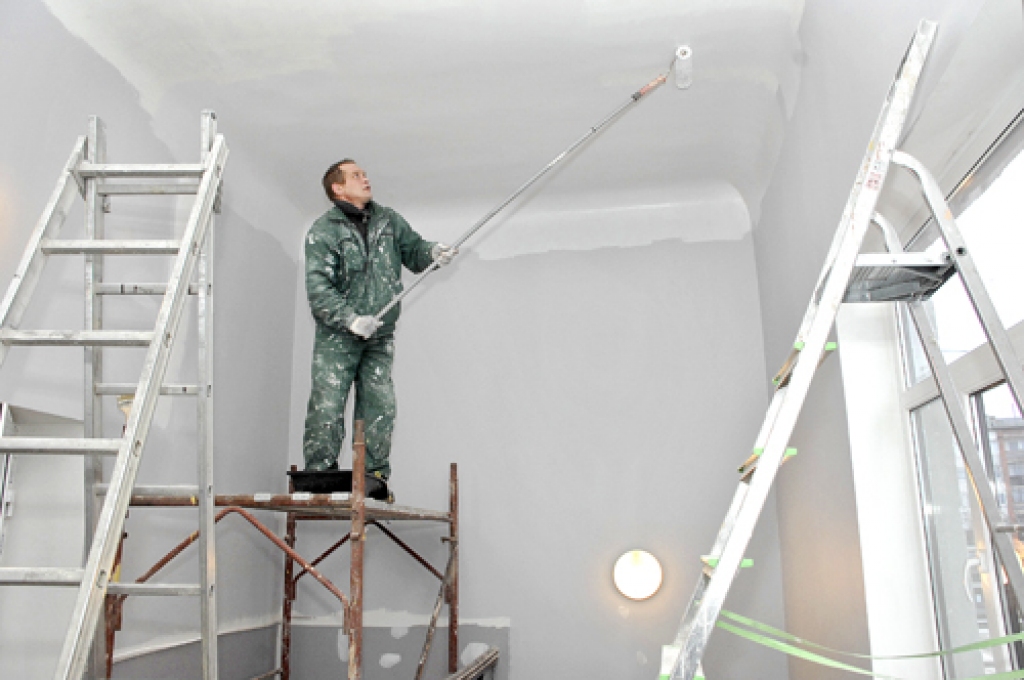 SIA «GS Celt» meistari steidz veikt pēdējos darbus pagastmājas kāpņu telpā. 