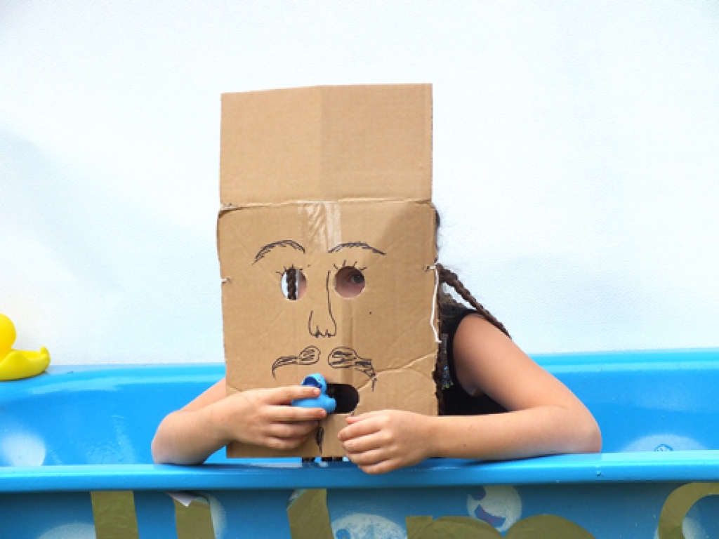 Nošmulējies vannā iekāpa puika, pēc mazgāšanās no tās izlīda... meitēns. 