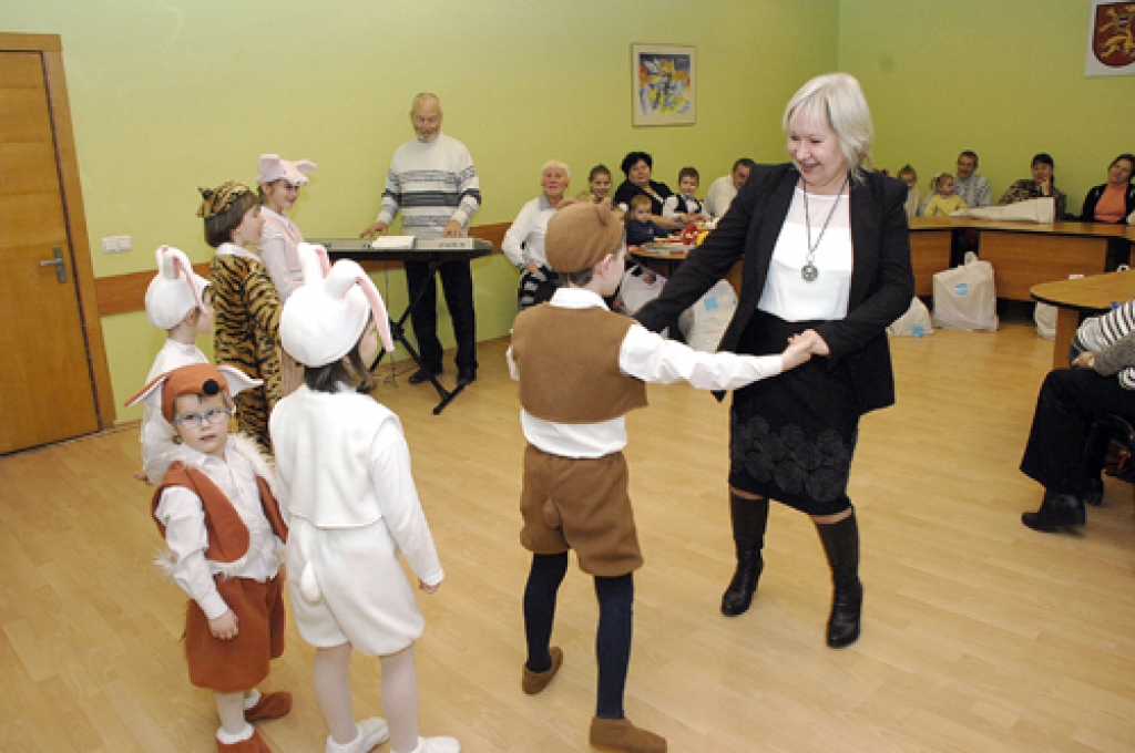 Audžuģimeņu tikšanās. Kopā ar muzicējošo Seržānu ģimeni dejo arī bāriņtiesas vadītāja Anda Smiltiņa-Plūdone. 