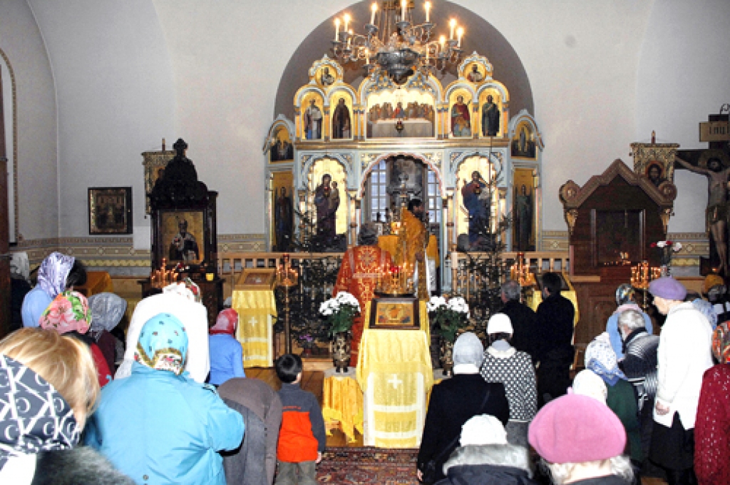 Bauskas Sv. Georgija Uzvarētāja pareizticīgo baznīcā svētdien, 6. janvārī, ļaudis pulcējās uz priestera Nikolaja Prikazjuka vadīto Ziemassvētku dievkalpojumu. 