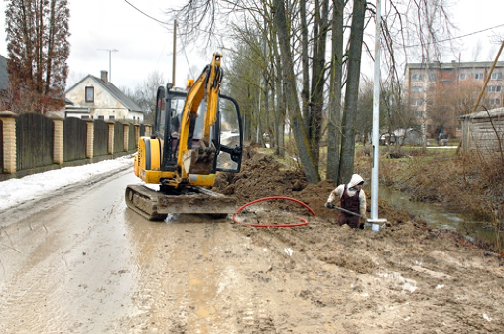SIA «Kvēle» strādnieki ierīko apgaismojumu Liepu ielā Īslīcē. 