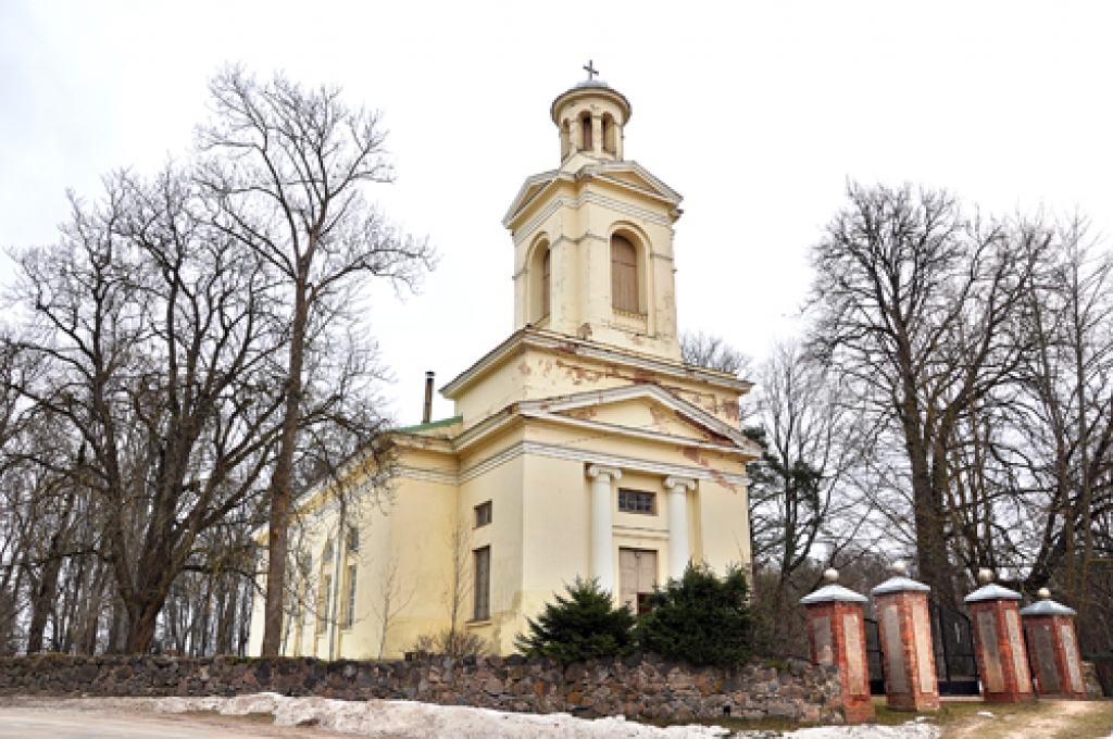 Vecumnieku evaņģēliski luteriskā baznīca. Mūra ēka ar 230 sēdvietām uzbūvēta 1845. gadā. 