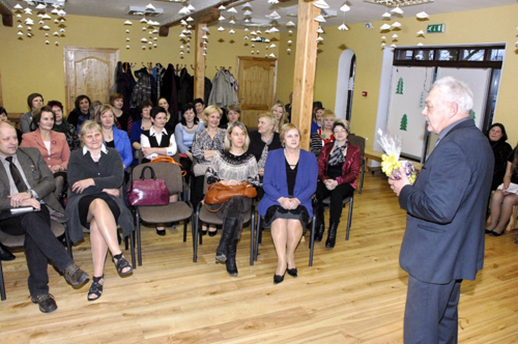 Vadītāju sanāksmē Vecsaulē. Pasākuma namatēvs – Vecsaules pamatskolas direktors Egons Brazauskis – uzrunā kolēģus. Vecsauliešiem šogad jāgatavojas skolas 160 gadu jubilejas svinībām.