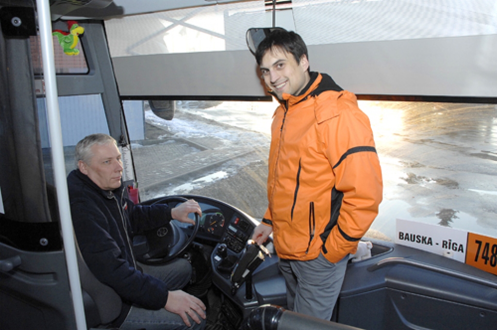 Vitālijs Komars (no labās), SIA «Sabiedriskais autobuss» vadītājs, konsultējas ar šoferi Raulu Nikolajevu, kurš pasažieru pārvadājumus veic jau trīs gadus. Viņa pārziņā nodota 2009. gada izlaiduma «Setra». 