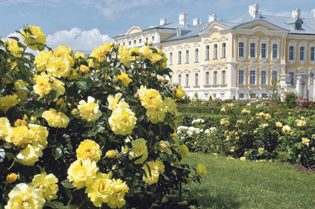 Laulības slēgšanas ceremonija tagad varēs notikt, piemēram, rožu ziedēšanas laikā Rundāles pils dārzā.