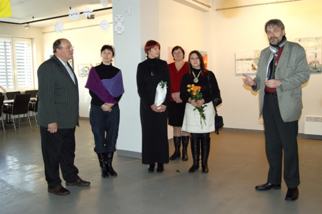 Mākslas izstādes atklāšanā klāt bija gan darbu autori, gan Ceļu satiksmes drošības direkcijas Bauskas nodaļas priekšnieks Ingurs Kugrēns (no labās) un Motormuzeja darbinieks Māris Bērziņš (no kreisās).