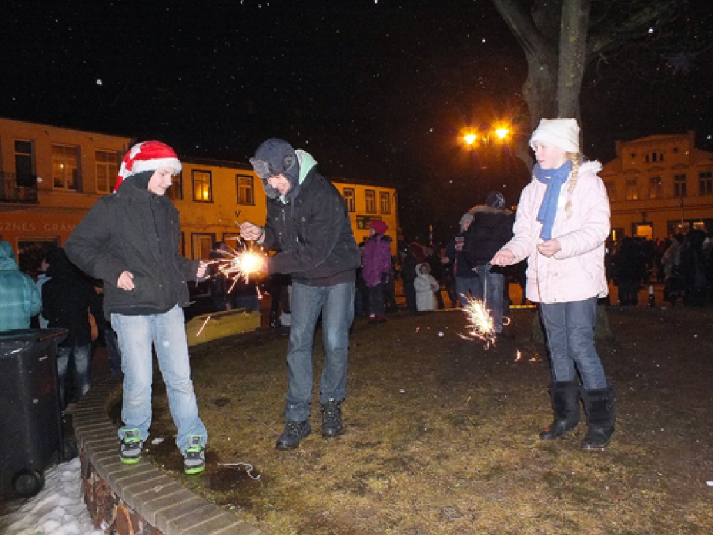 Jaunieši Rātslaukumā gadumijas naktī dedzināja brīnumsvecītes.