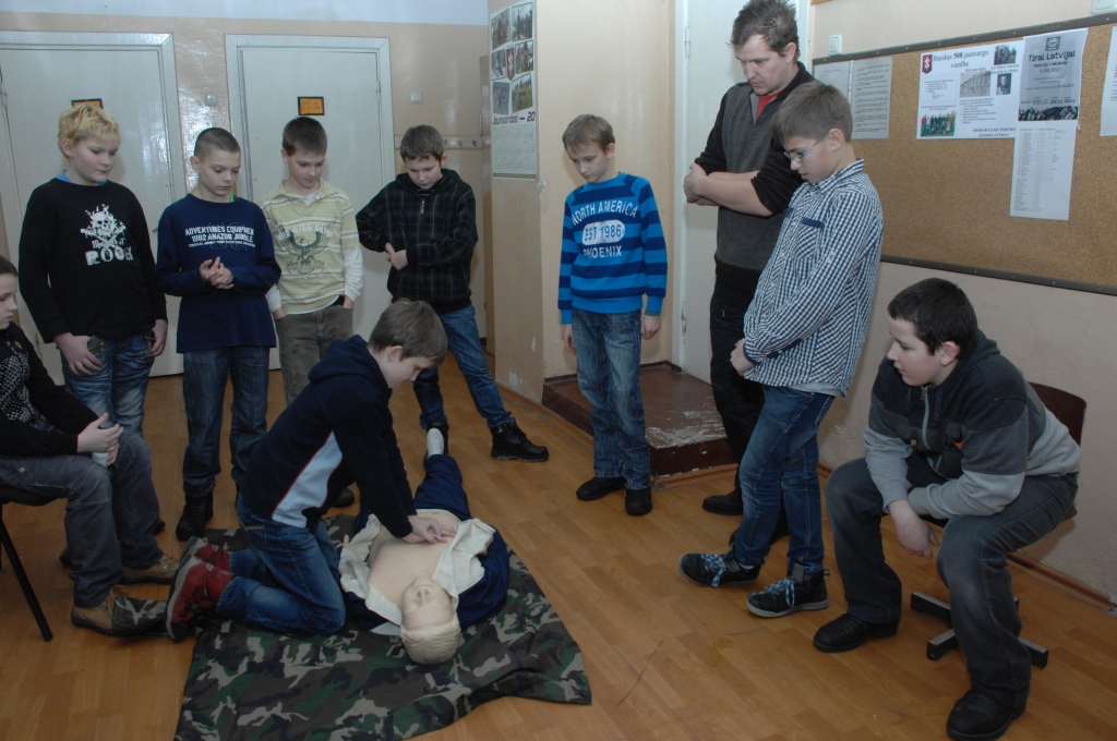 Jaunsargs Kaspars Kalējs pirmās palīdzības sniegšanu apguvis jau 11 gadu vecumā. Tagad «Anniņas» elpināšana grūtības nesagādā.
Autors: Ivars Bogdanovs