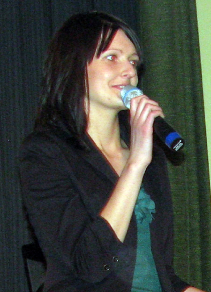 Krista Zīle, kura spēj ātri atkārtot vārdus no otra gala, ieguva «Bauskas Dzīves» simpātiju balvu. Izdzirdot avīzes nosaukumu, viņa pēc sekundes noteica «saksuab evīzd».
Autors: Vilnis Auzāns