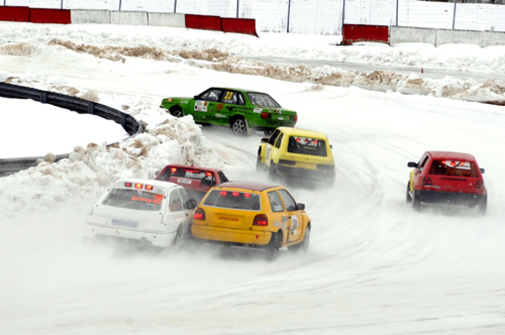 Trasē autokrosa mašīnas. Visiem pa priekšu 4. posma uzvarētājs Ints Jeršovs.
Autors: Ivars Bogdanovs