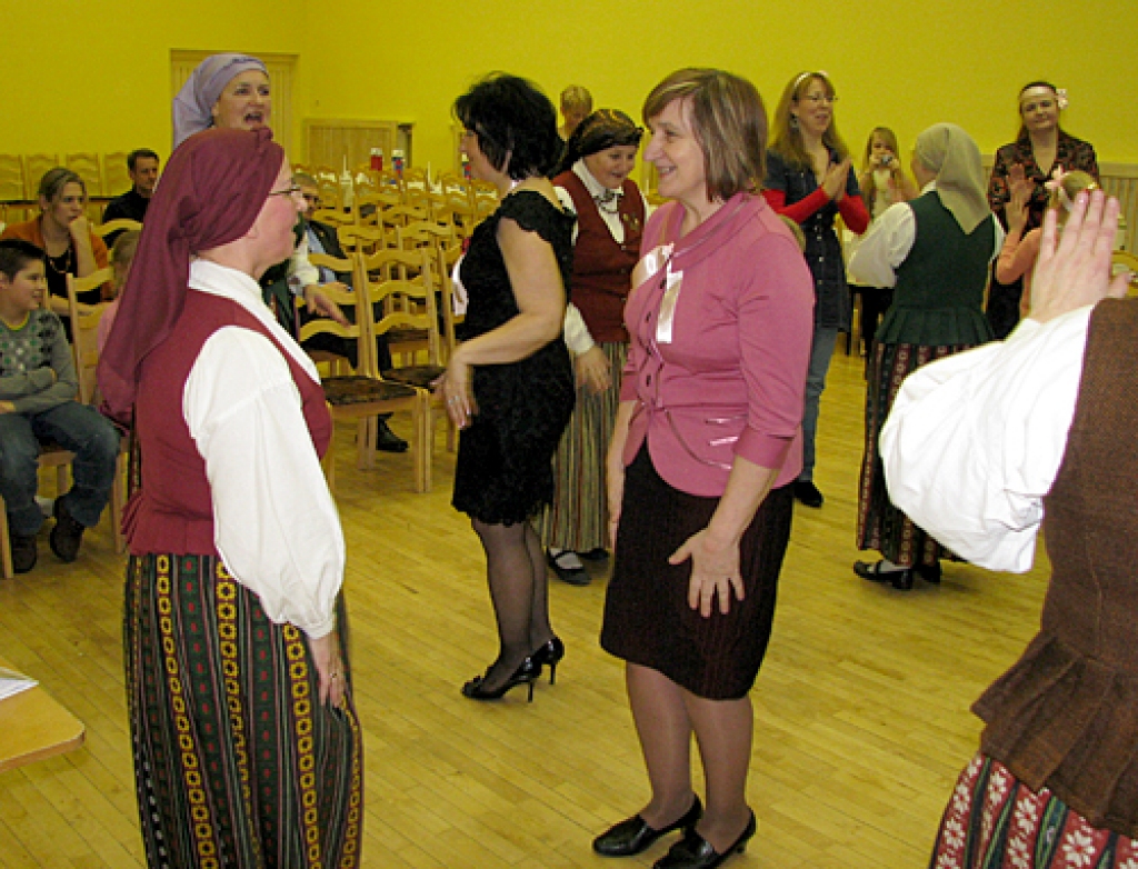 Kristībās neiztika arī bez tautiskām rotaļām. Tajās iesaistījās arī «Ursulas» ilggadēja dalībniece Gunta Šurna (centrā).
Autors: Vilnis Auzāns