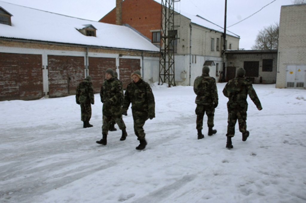 Bauskas 508. jaunsargu vienības dalībnieki ierindas mācības nodarbībās 15. februāra pēcpusdienā. Ierindas mācība ir viena no daudzajām disciplīnām, kas jaunsargiem ir jāapgūst. 
Autors: Ivars Bogdanovs