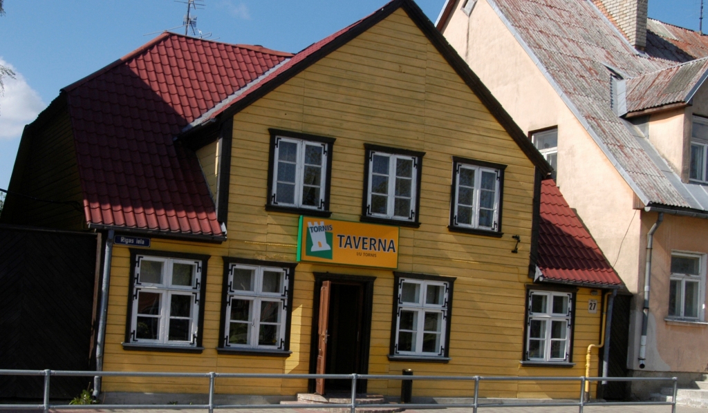 Bauskas novada dome vairākkārt atteikusi SIA «Bliks» ļaut kafejnīcas «Taverna» telpās Rīgas ielā 27 ierīkot azartspēļu zāli. Uzņēmējs pašvaldībai janvāra beigās iesniedzis atkārtotu lūgumu ļaut izvērst Bauskas vecpilsētā azartspēļu biznesu. 
Autors: No «Bauskas Dzīves» arhīva.