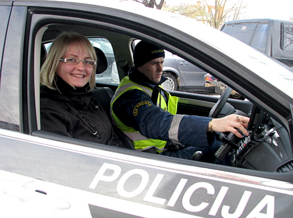 Līdzās policijas jaunākajam inspektoram Jānim Ceplītim policijas automobilī iekārtojusies viņa «ēna» Īslīces vidusskolas 11. klases audzēkne Sandija Pudule. 
Autors: Vilnis Auzāns
