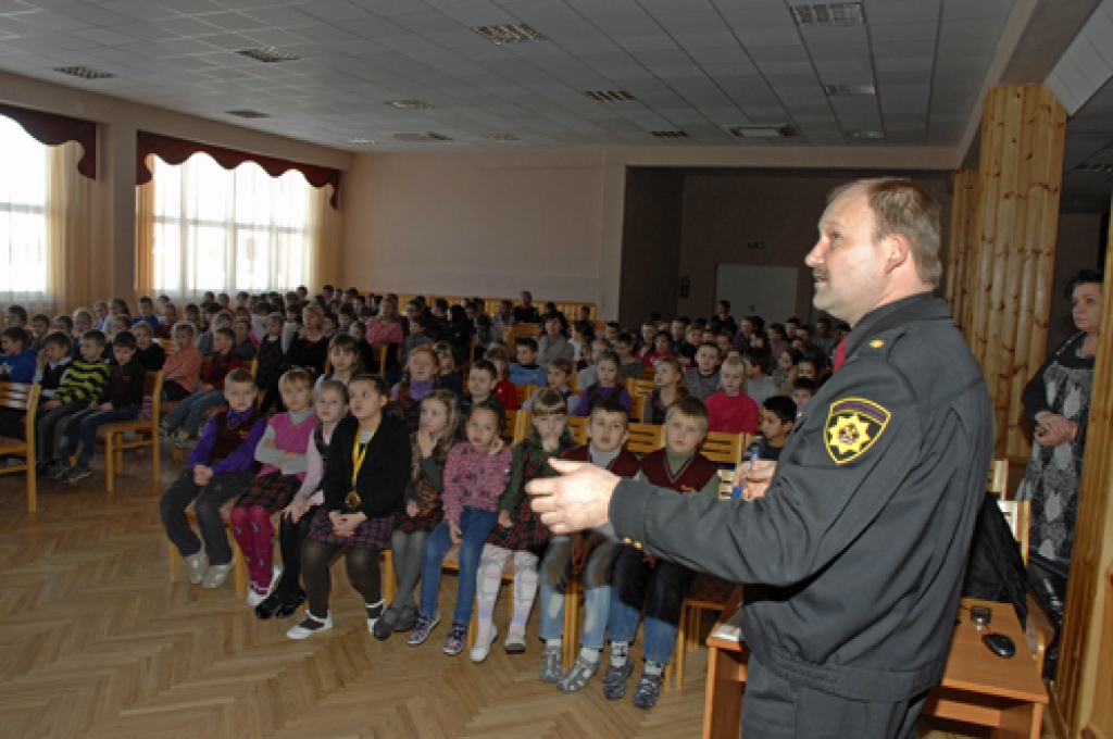 VUGD Bauskas daļas komandiera pienākumu izpildītājs Ralfs Šastakovičs 11. februārī Bauskas 2. vidusskolā stāsta audzēkņiem par ārkārtas zvanu numura 112 lietošanu. 
Autors: Ivars Bogdanovs