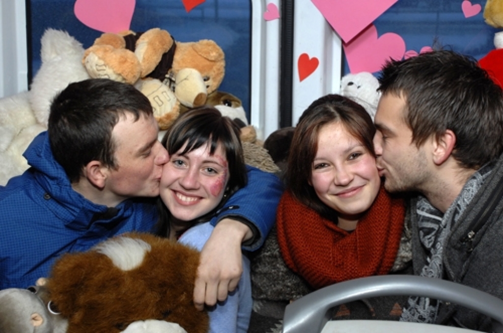 Pērn Bauskas autoostā notika līdzīgs pasākums. Tas raisīja interesi ne tikai jauniešos. Priekšnesumus noskatījās un atrakcijās piedalījās arī pasažieri. 
Autors: No «Bauskas Dzīves» arhīva.