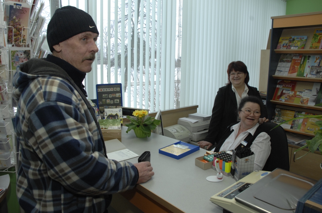 Uzvarietis Ainars Tamašūns pasta nodaļā atnācis veikt komunālos maksājumus. Viņš priecīgs par darba apstākļiem, kas sagādāti Nadeždai Mereščenkovai un Intai Dišlanei. 
Autors: Ivars Bogdanovs
