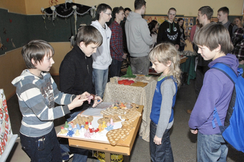 Mārcis Ojārs Kaņeps (no kreisās) un Kaspars Kalējs skolēnu mācību firmu tirgū pārdod mantas, ko izgatavojuši brīvajā laikā.
Autors: Ivars Bogdanovs