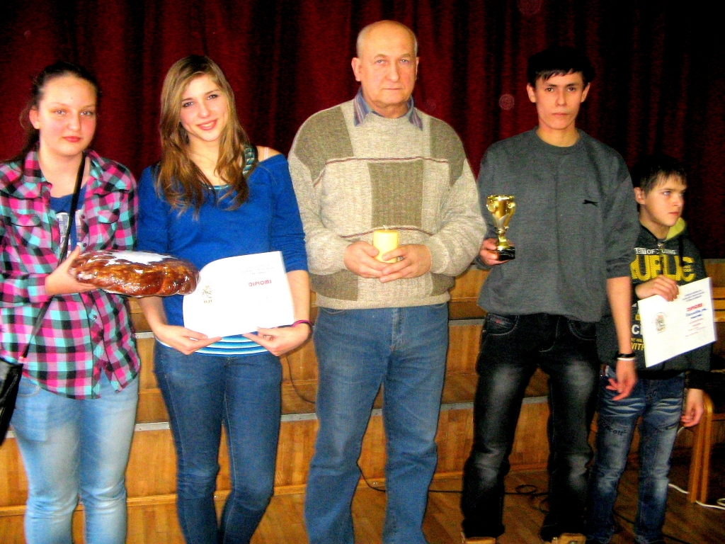 Pilsrundāles vidusskolas dambretes komanda. Vidū vienības treneris Ilgvars Ūdris. 
Autors: No albuma.