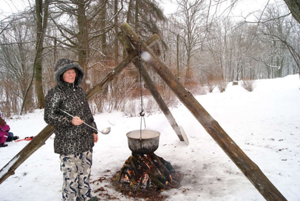 Sasildīties varēja ar tēju un uz ugunskura vārītu putru.
Autors: no Iecavas kultūras nama arhīva