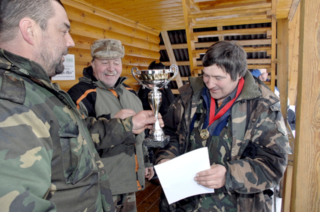 Imantam Šuķim (no labās) pirmās vietas kausu pasniedz galvenais sacensību tiesnesis Raitis Čekšs.
Autors: Ivars Bogdanovs