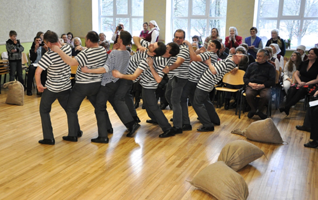 Īpaši skanīgus aplausus skatītāji veltīja «Stelpes» vīriem, kuri publiku prata uzjautrināt ar deju «Es bij’ puika, man bij’ vara».
Autors: Žanna Zālīte