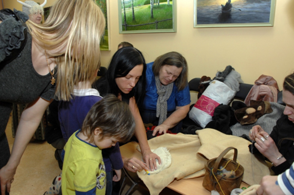 Masku darināšanas darbnīca Rundāles novada domes jaunajā zālē.
Autors: Ivars Bogdanovs